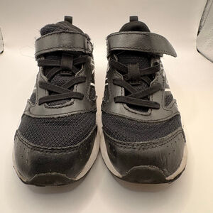 Boys New Balance Black & White‎ Sneakers 10